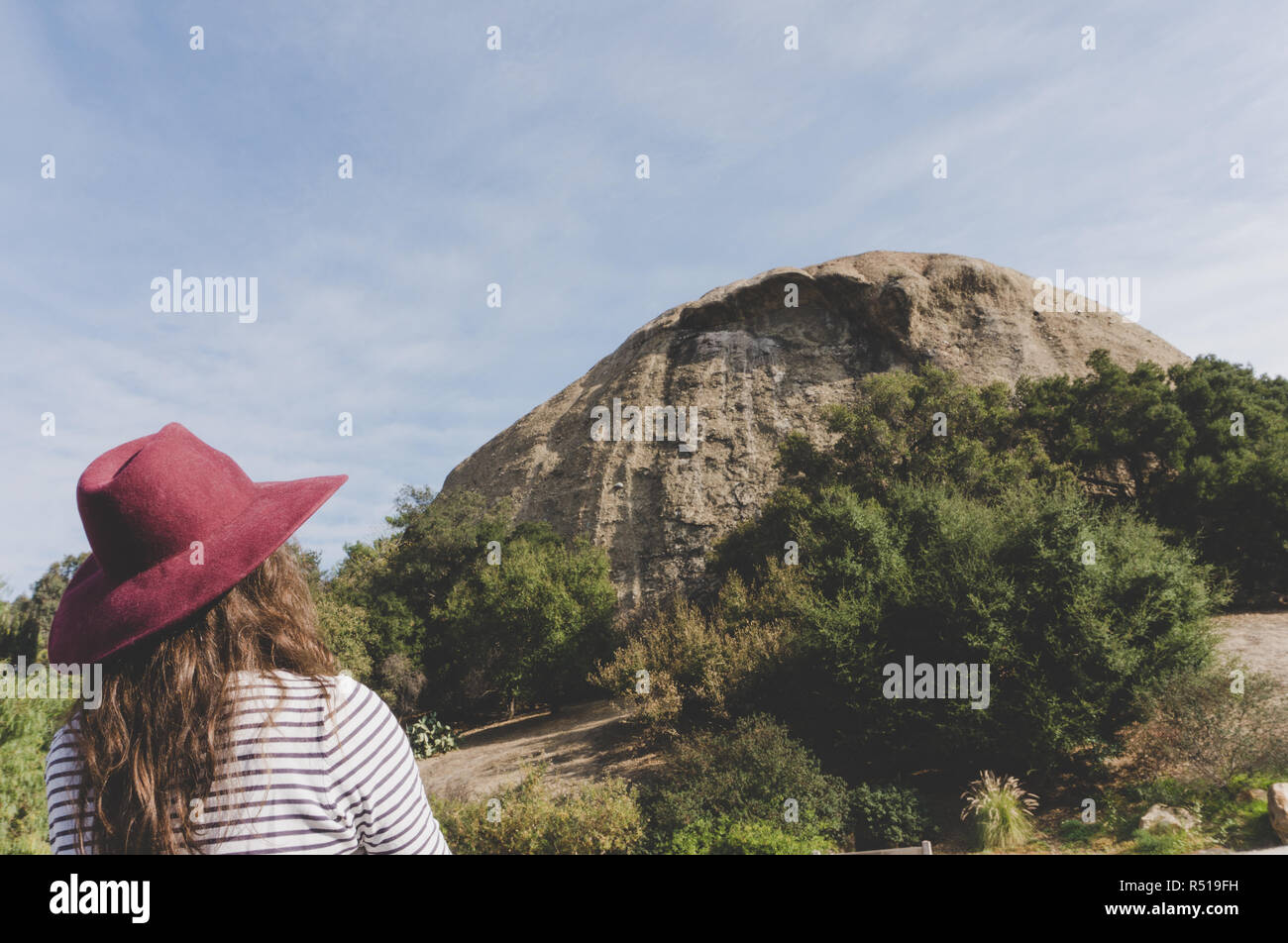 #AlamyPicNeeds: Eagle Rock monumento, Los Angeles, Stati Uniti d'America #travelphotography -- donna visto da dietro guardando il monumento Foto Stock