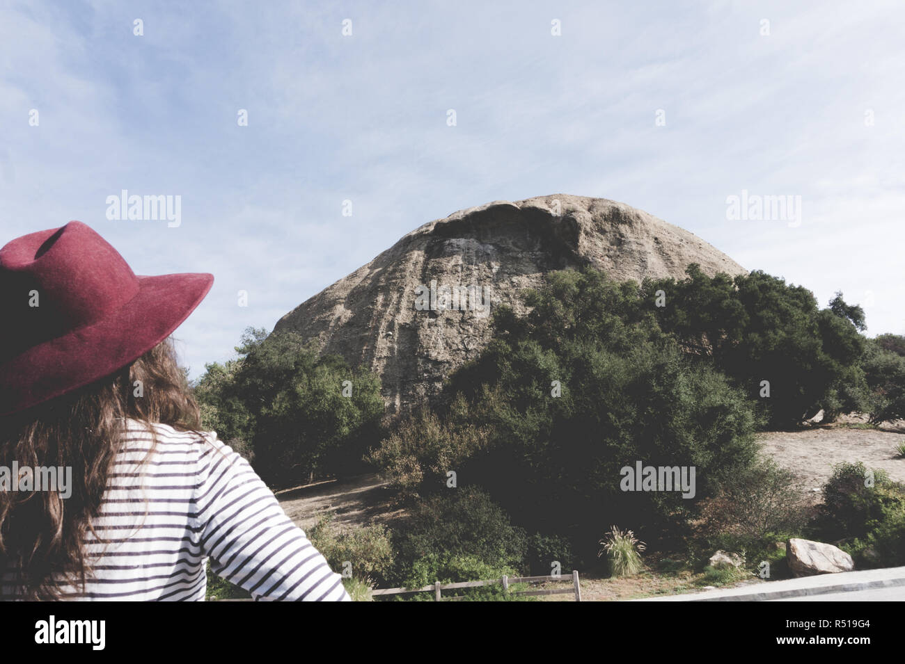 #AlamyPicNeeds: Eagle Rock monumento, Los Angeles, Stati Uniti d'America #travelphotography -- donna visto da dietro guardando il monumento Foto Stock