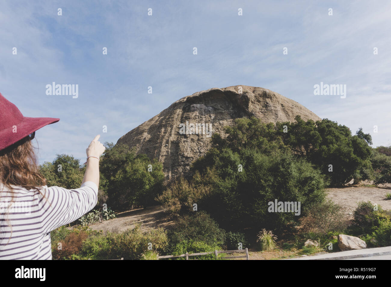 #AlamyPicNeeds: Eagle Rock monumento, Los Angeles, Stati Uniti d'America #travelphotography -- donna visto da dietro guardando il monumento Foto Stock