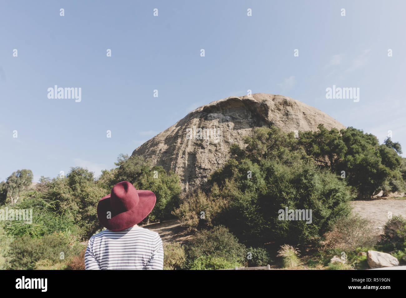 #AlamyPicNeeds: Eagle Rock monumento, Los Angeles, Stati Uniti d'America #travelphotography -- donna visto da dietro guardando il monumento Foto Stock