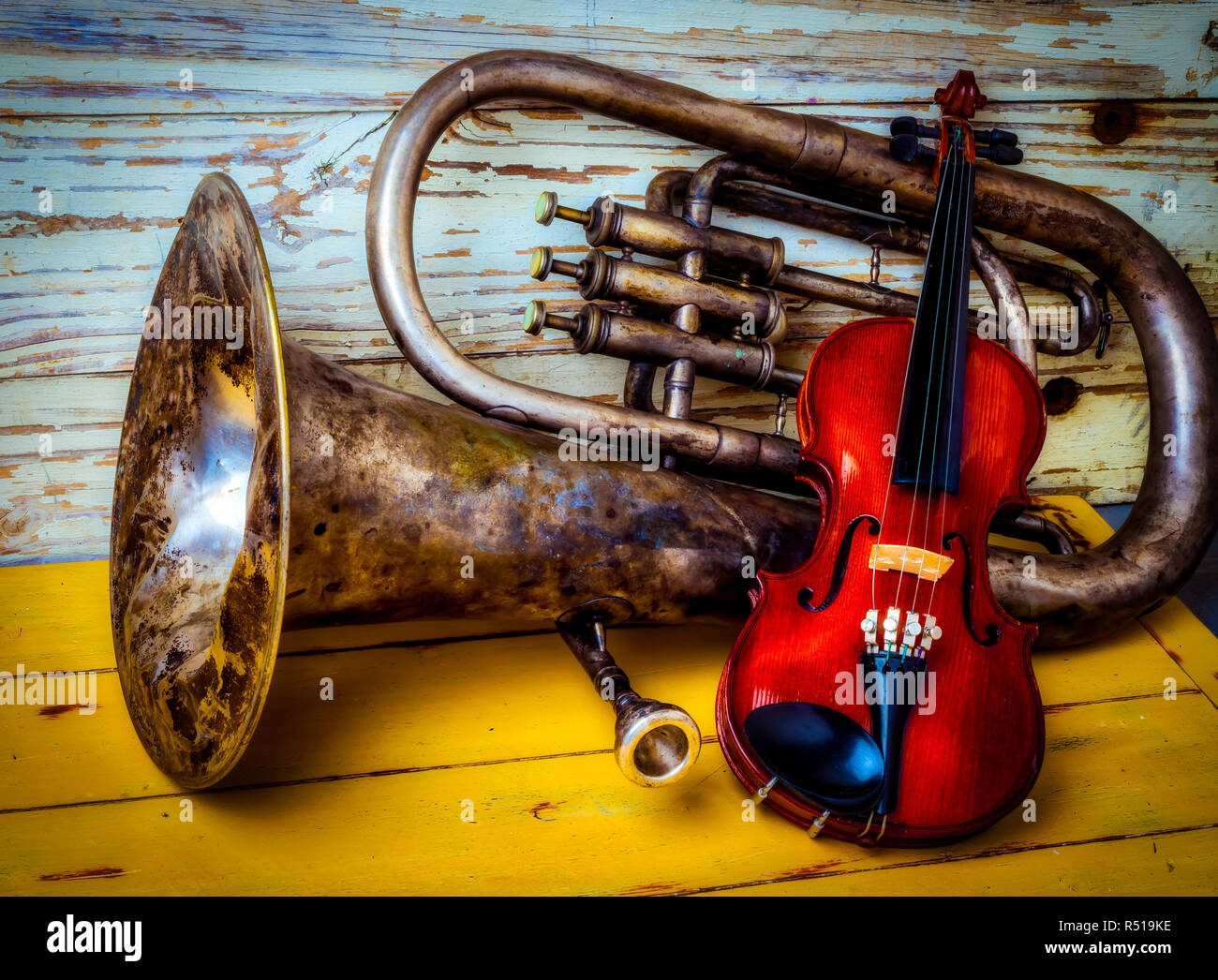 Vecchia tromba e violino Foto Stock