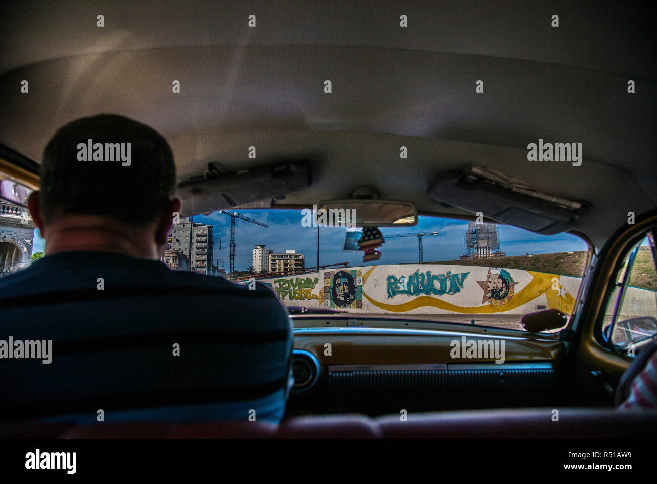 L'Avana del graffiti dall'interno di un'auto. Foto Stock