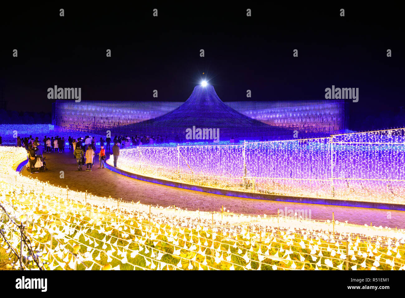 Nabana no Sato Flower Garden, illuminazione invernale 2019. "Lo scenario del Giappone " tema. Attrazioni di Nagoya. Foto Stock