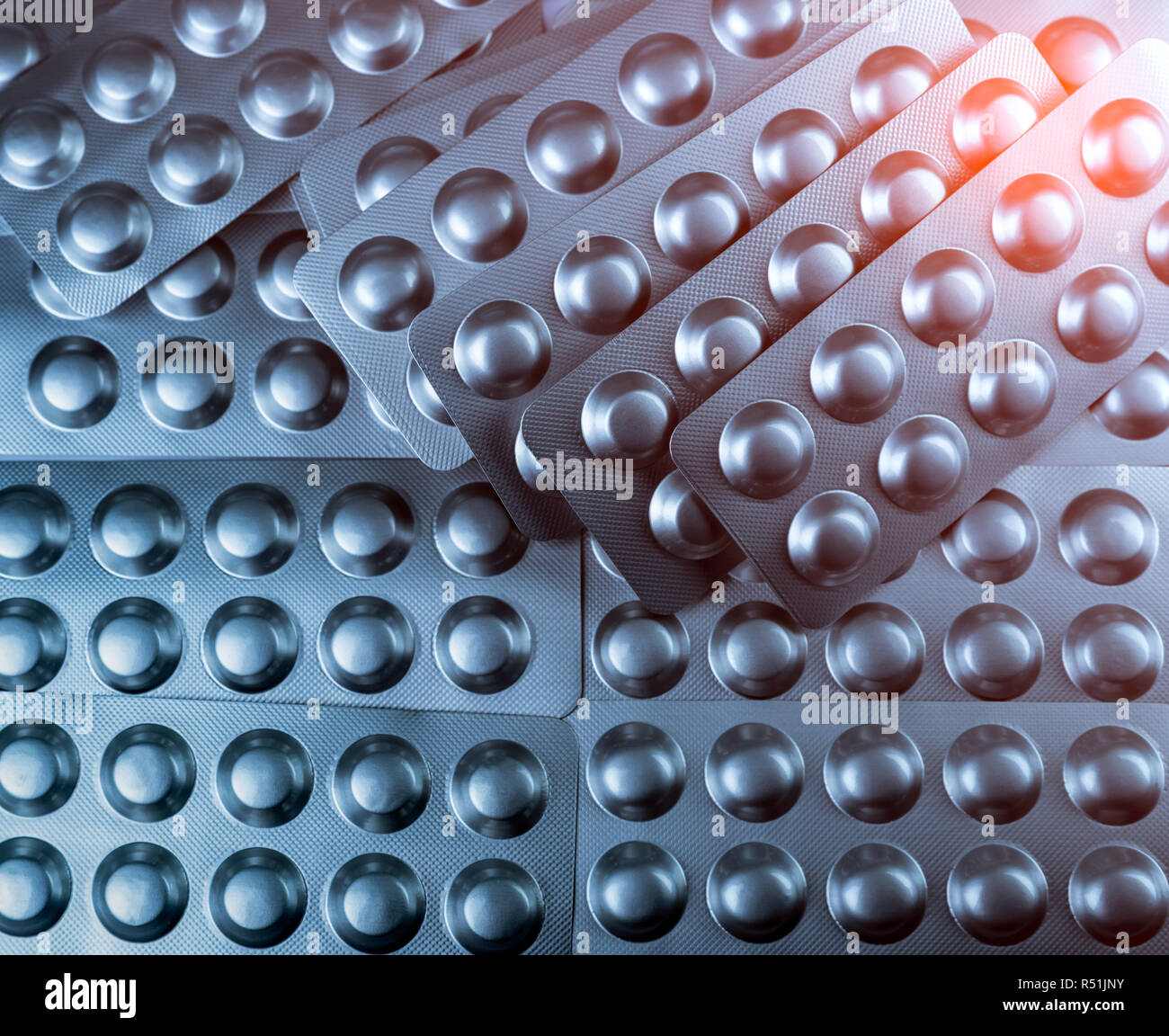 Closeup pila di compresse pillole in argento confezione blister. Industria farmaceutica concetto. Global Healthcare. I bilanci di salute. Gli imballaggi di prodotti farmaceutici con Foto Stock