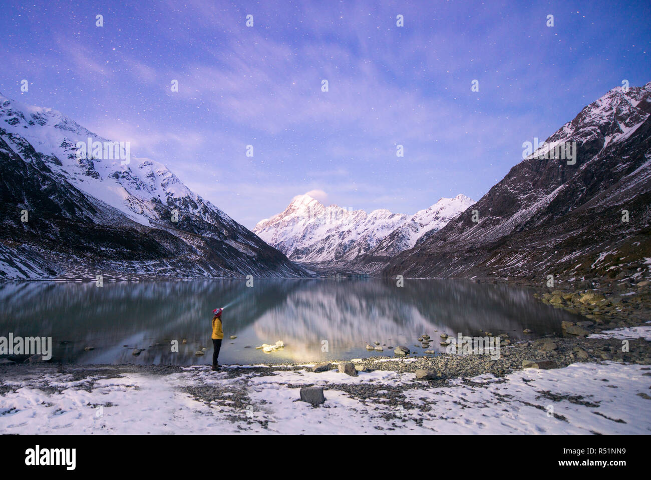 Ragazza contemplando Mt Cook durante la notte Foto Stock