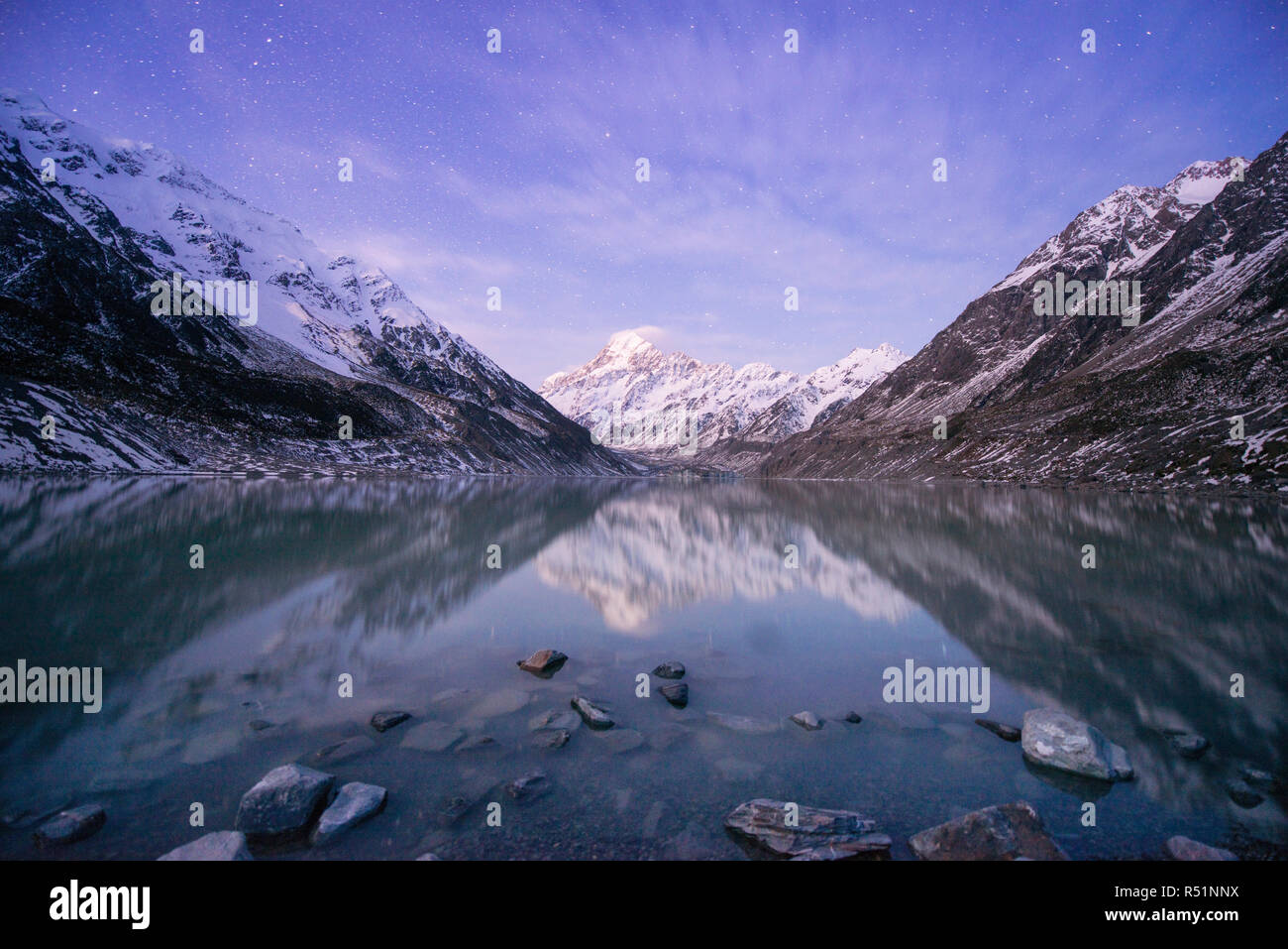 Mt Cook riflettendo su Hooker Lago Foto Stock