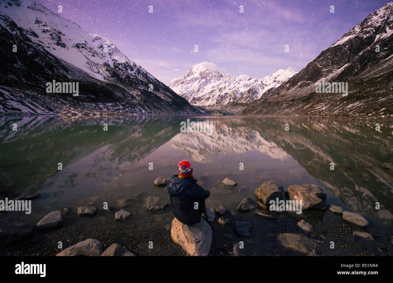 Ragazza contemplando Mt Cook durante la notte Foto Stock