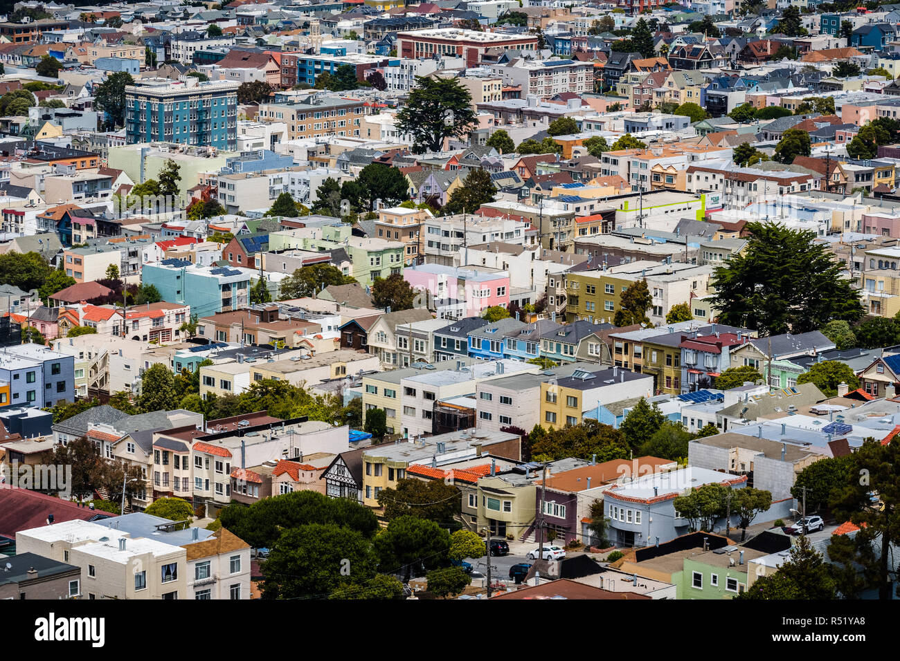 Vista aerea di case nel quartiere al tramonto, San Francisco, California Foto Stock