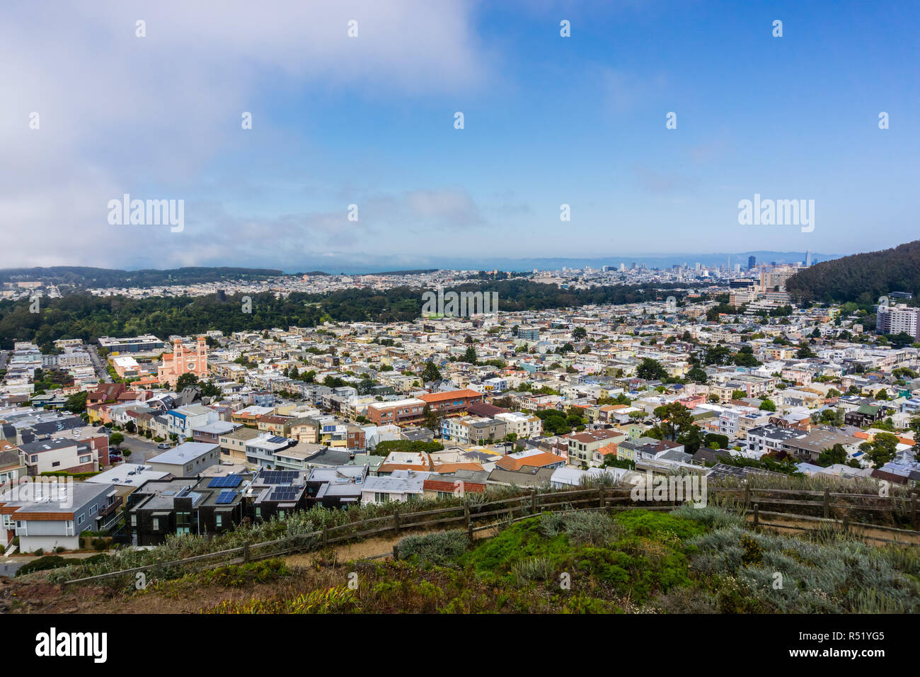 Vista aerea del quartiere al tramonto, il downtown area visibile in background, San Francisco, California Foto Stock