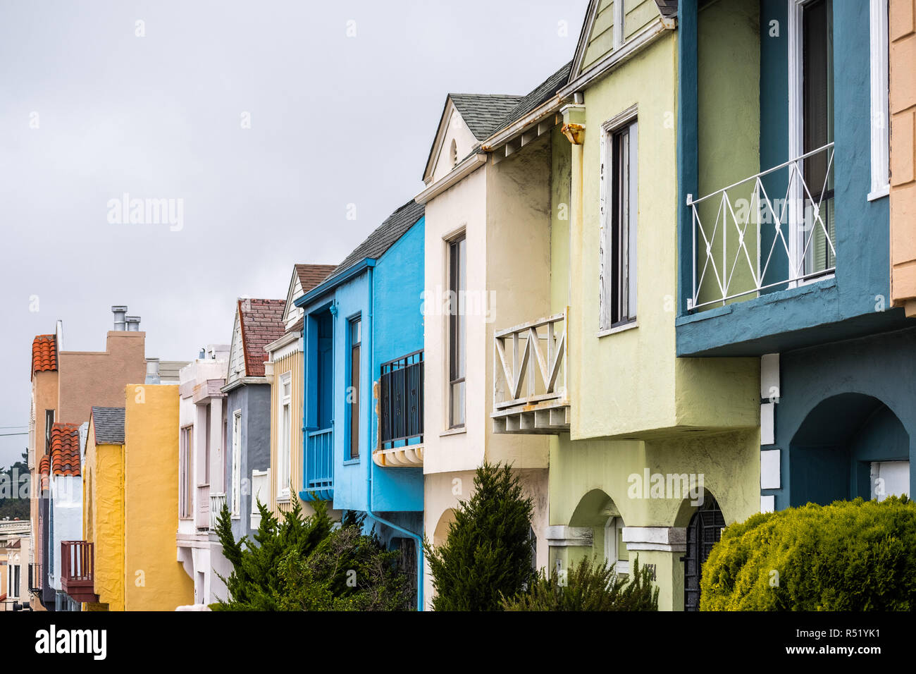 Street View di righe di case in uno dei San Francisco quartieri residenziali, California Foto Stock