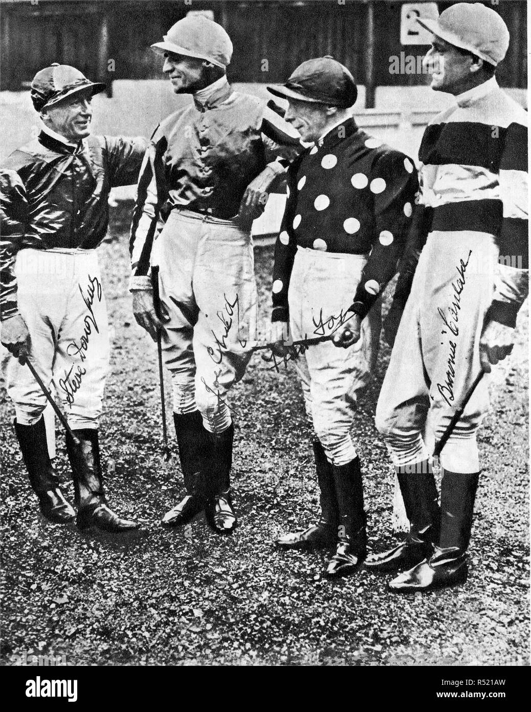 1934 una foto autografate dei quattro famosi British Fantini, Steve Donoghue, francese nato Joe Childs (celebrano il loro cinquantesimo compleanno quel giorno ) con Freddie Fox e australiano, Bernard 'Brownie' Carslake Foto Stock