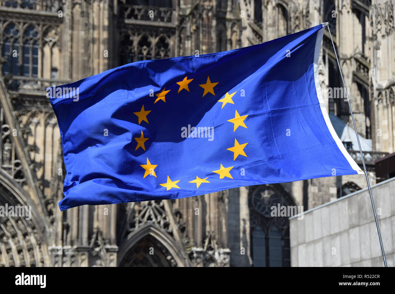 Bandiera europea di fronte la Cattedrale di Colonia Foto Stock