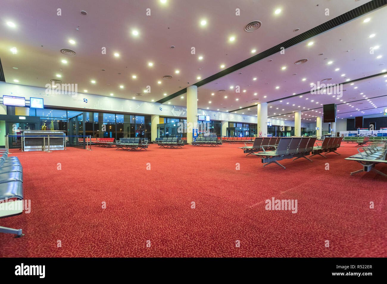 DUBAI, Emirati Arabi Uniti - Nov 13, 2018: Al Maktoum International Airport - più grande del mondo di aeroporto. Svuotare airport lounge di partenza con vuoto sedili passeggero Foto Stock