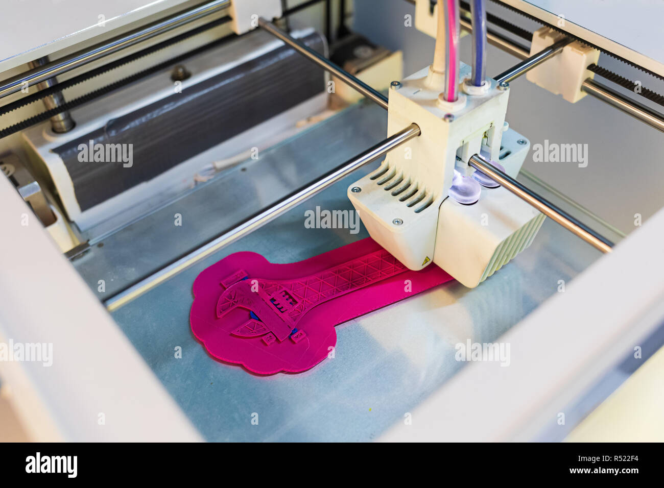 Close up 3D stampante durante la stampa della chiave per vite o vite chiave. 3D la stampa in corso. Nuova generazione di 3D macchina da stampa. Per l'uso in piccole Foto Stock