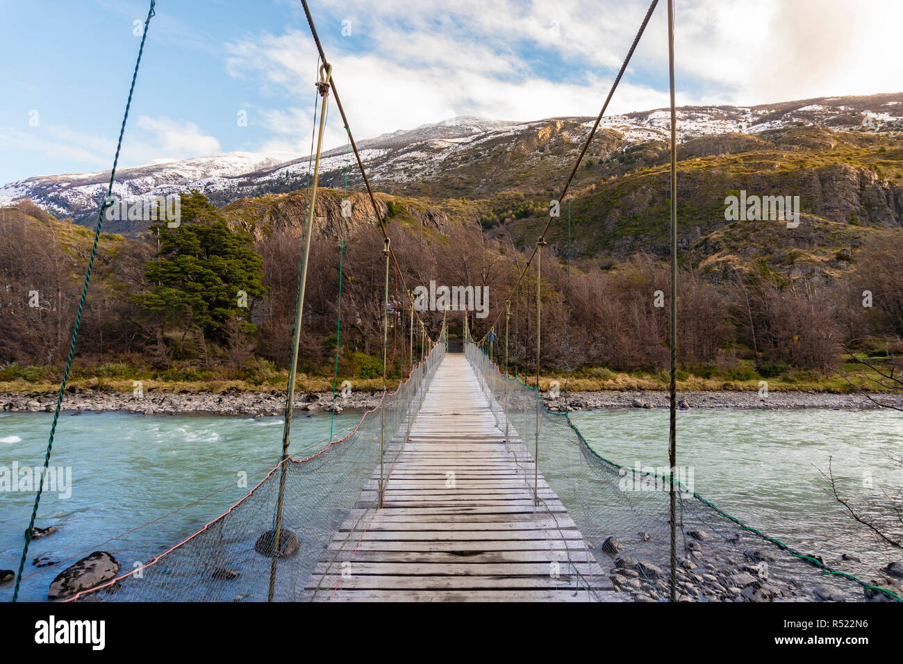 Sospensione ponte su un fiume Foto Stock