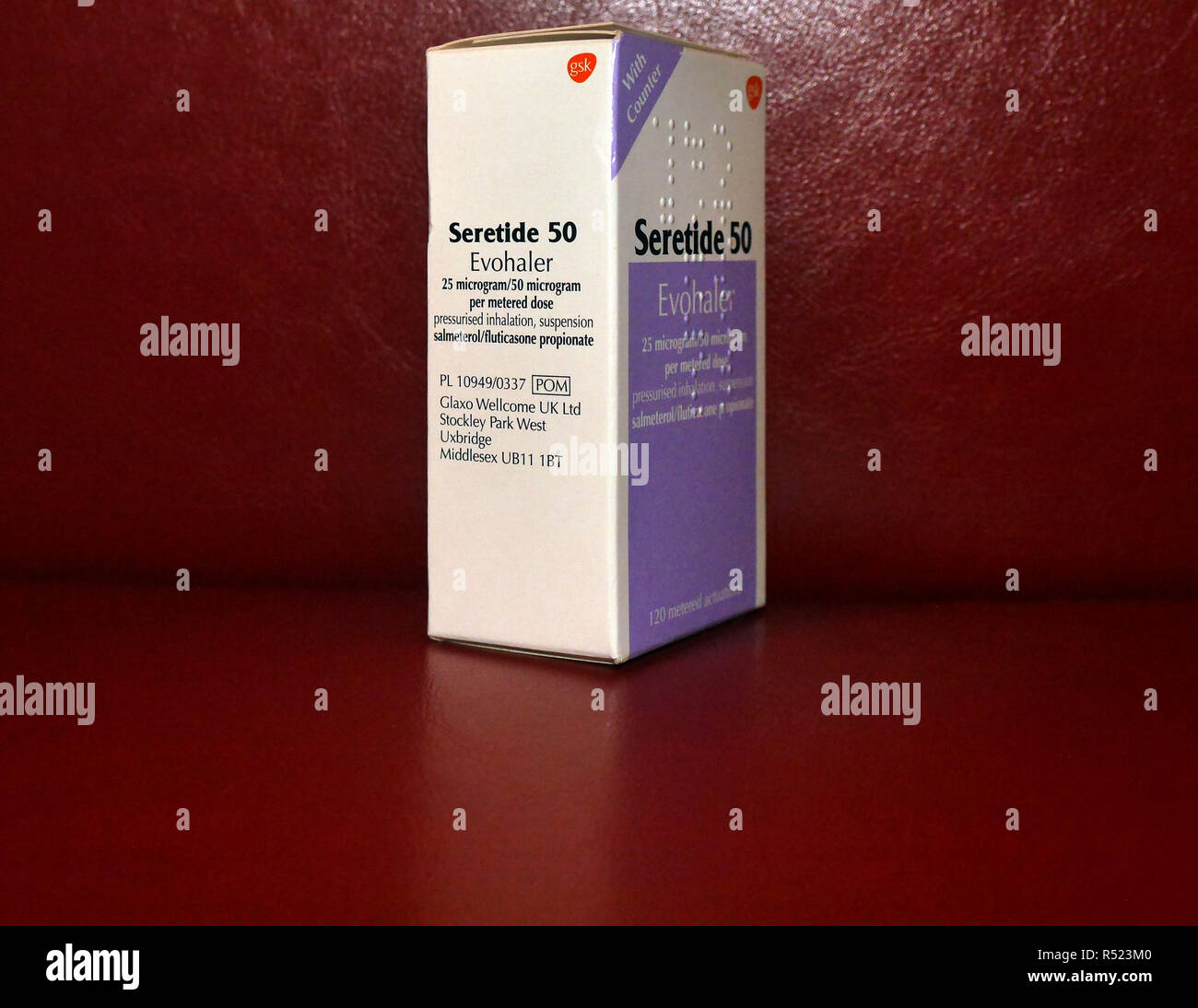 Seretide contiene due medicinali, xinafoato di salmeterolo e propionato di fluticasone. Si tratta di tre dosi diverse e in due tipi di inalatore. Foto Stock