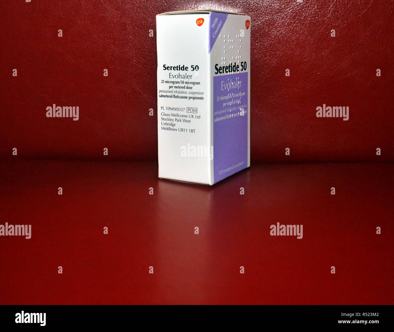 Seretide contiene due medicinali, xinafoato di salmeterolo e propionato di fluticasone. Si tratta di tre dosi diverse e in due tipi di inalatore. Foto Stock