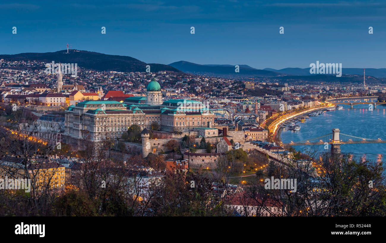 Budapest, Ungheria - bella Buda Castle Royal Palace e la chiesa di Mattia su di una vista panoramica dello skyline di Budapest La mattina in autunno Foto Stock