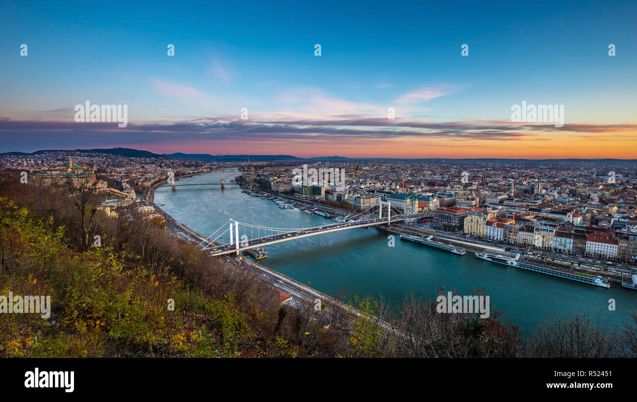 Budapest, Ungheria - Antenna skyline panoramico di Budapest a sunrise con il ponte Elisabetta (Erzsebet Hid), Ponte delle catene di Szechenyi, Parlamento e cruis Foto Stock