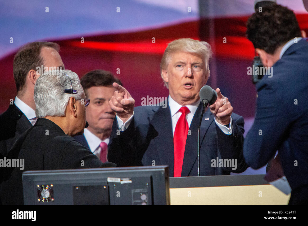 Il candidato presidenziale repubblicano Donald J. Trump e il manager della campagna di Trump Paul Manafort (sul retro) sul palco per fare un buon controllo prima dell’accettazione da parte della Convenzione Nazionale Repubblicana di Cleveland. Foto Stock