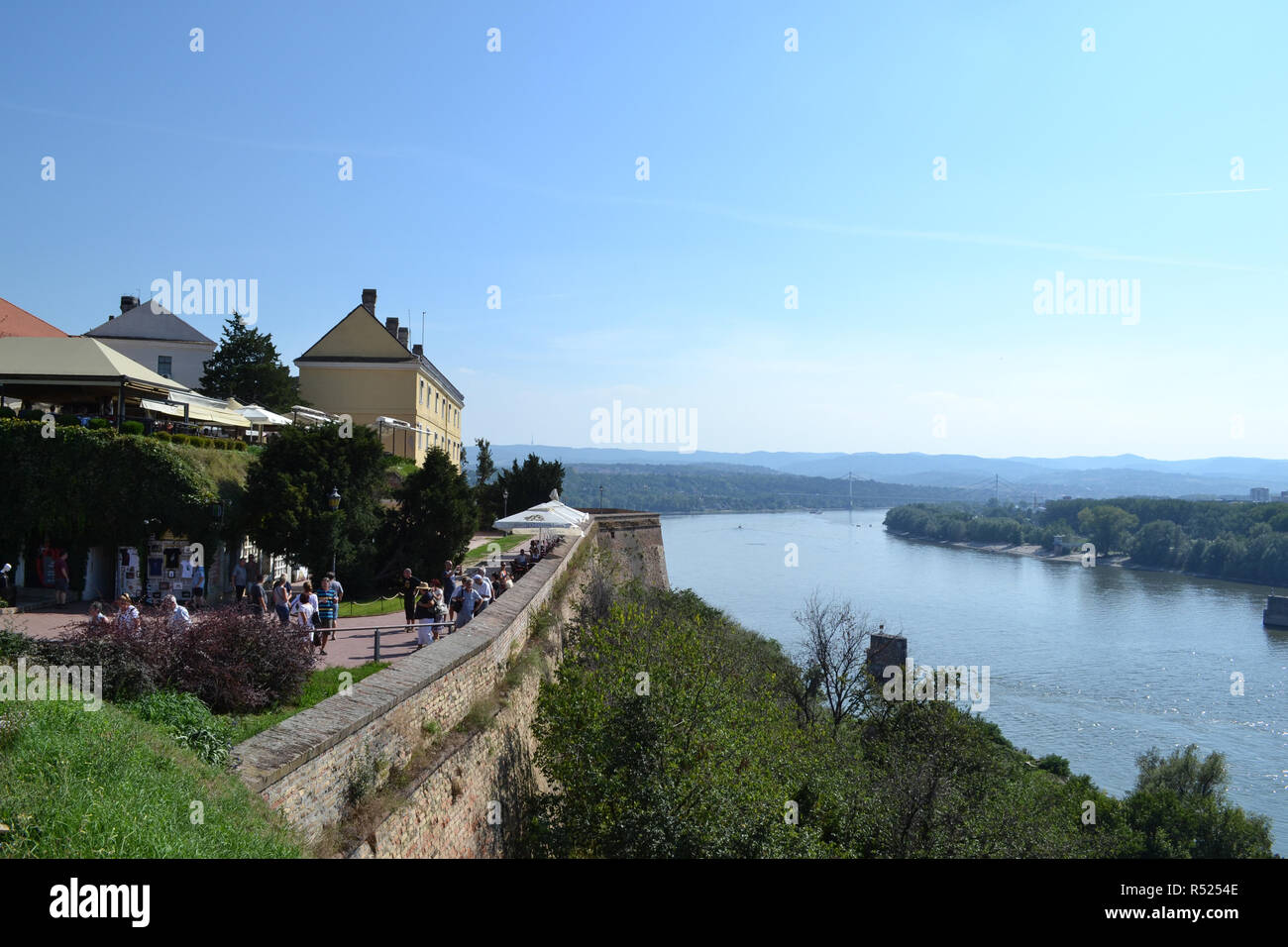 Vista del fiume Danubio dalla Fortezza di Petrovaradin a Novi Sad Serbia Foto Stock