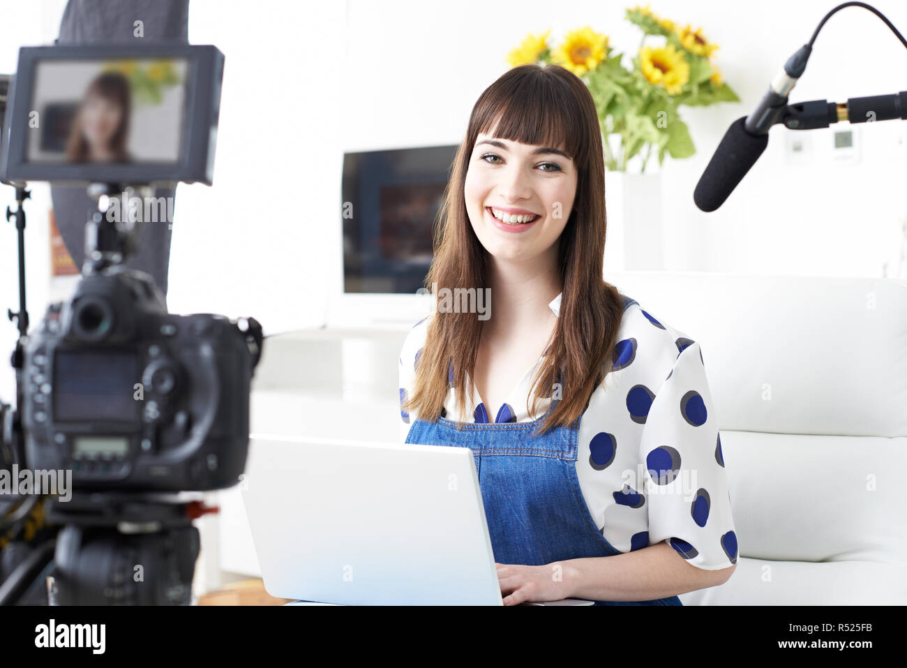 Ritratto di donna Vlogger Broadcast di registrazione a casa Foto Stock
