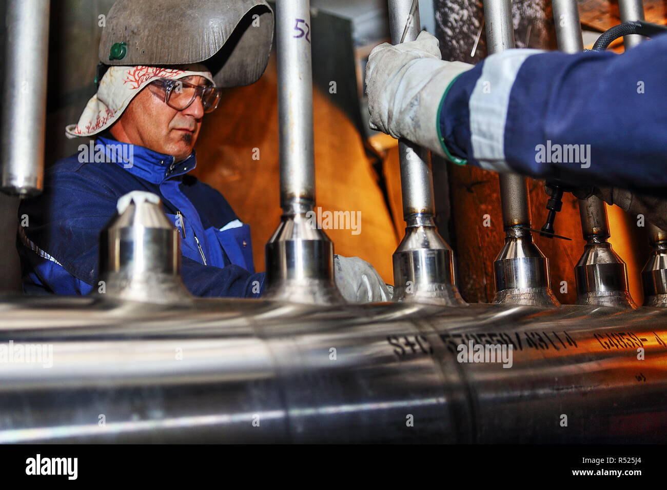 Italian ASME saldatori certificati da Venezia eseguire lavoro importante di forni di saldatura in corrispondenza di unità di idrogeno a 110,000b/d di raffineria di Atyrau, Kazakistan Foto Stock
