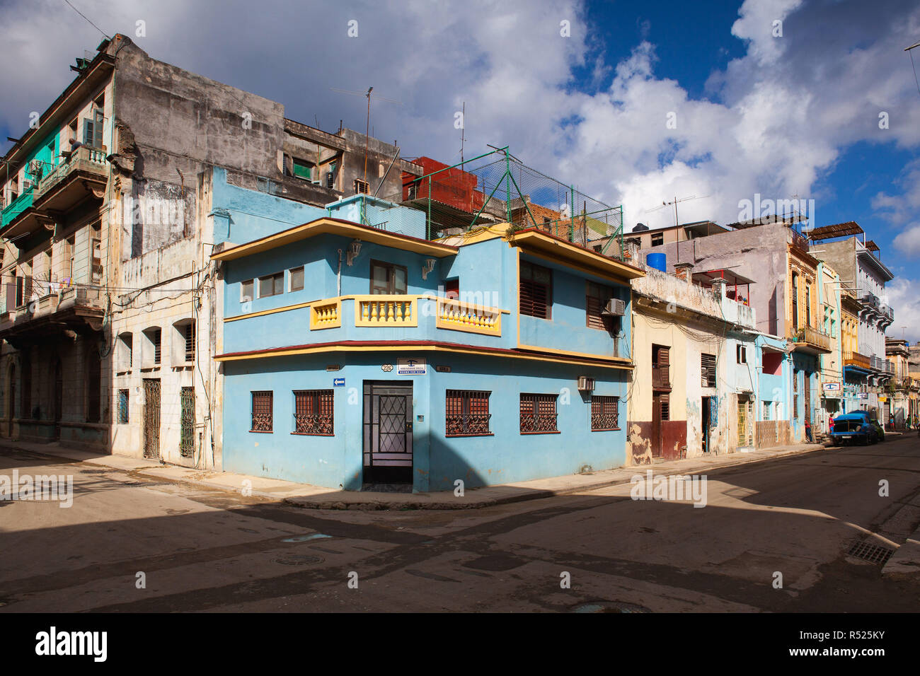 L'Avana, Cuba - gennaio 22,2017: decadimento e edifici rinnovati sulla strada principale nella vecchia città dell'Avana, Cuba Foto Stock