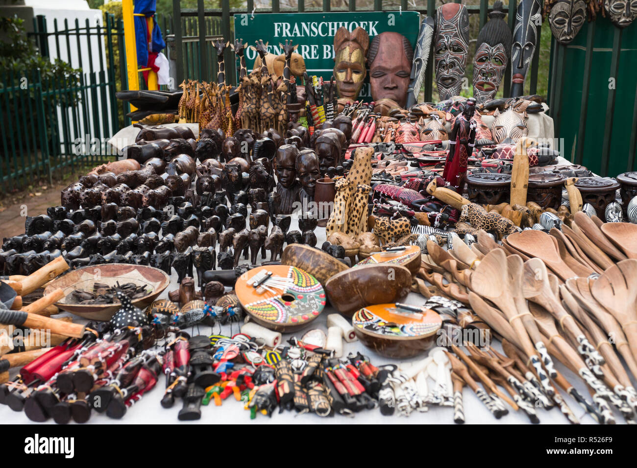 Tabella che mostra africana di curiosità o souvenir per la vendita in strada del mercato di Franschhoek, Città del Capo Foto Stock