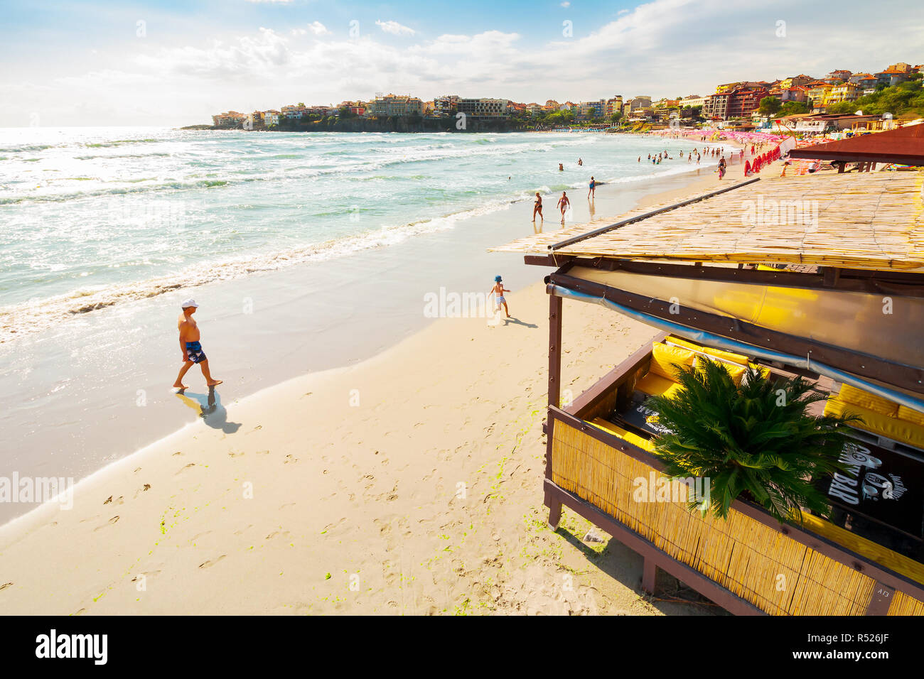 Sozopol Bulgaria - Agosto 9, 2015: spiaggia di sabbia sulla mattina di sole. popolare cittadina turistica e meta di viaggio. Grande vacanza estiva Foto Stock