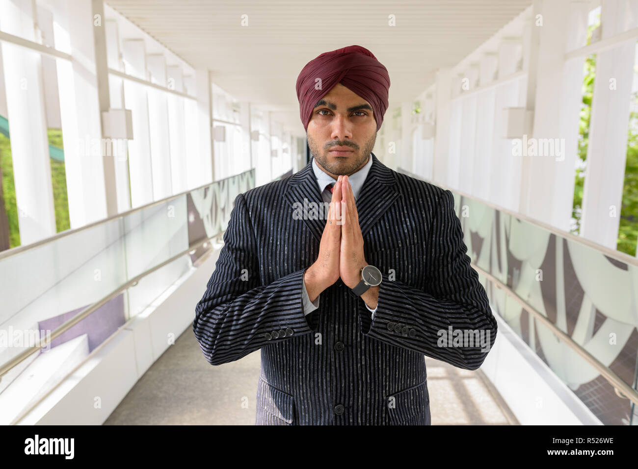 Ritratto di commerciante indiano con turbante saluto all'aperto in città Foto Stock