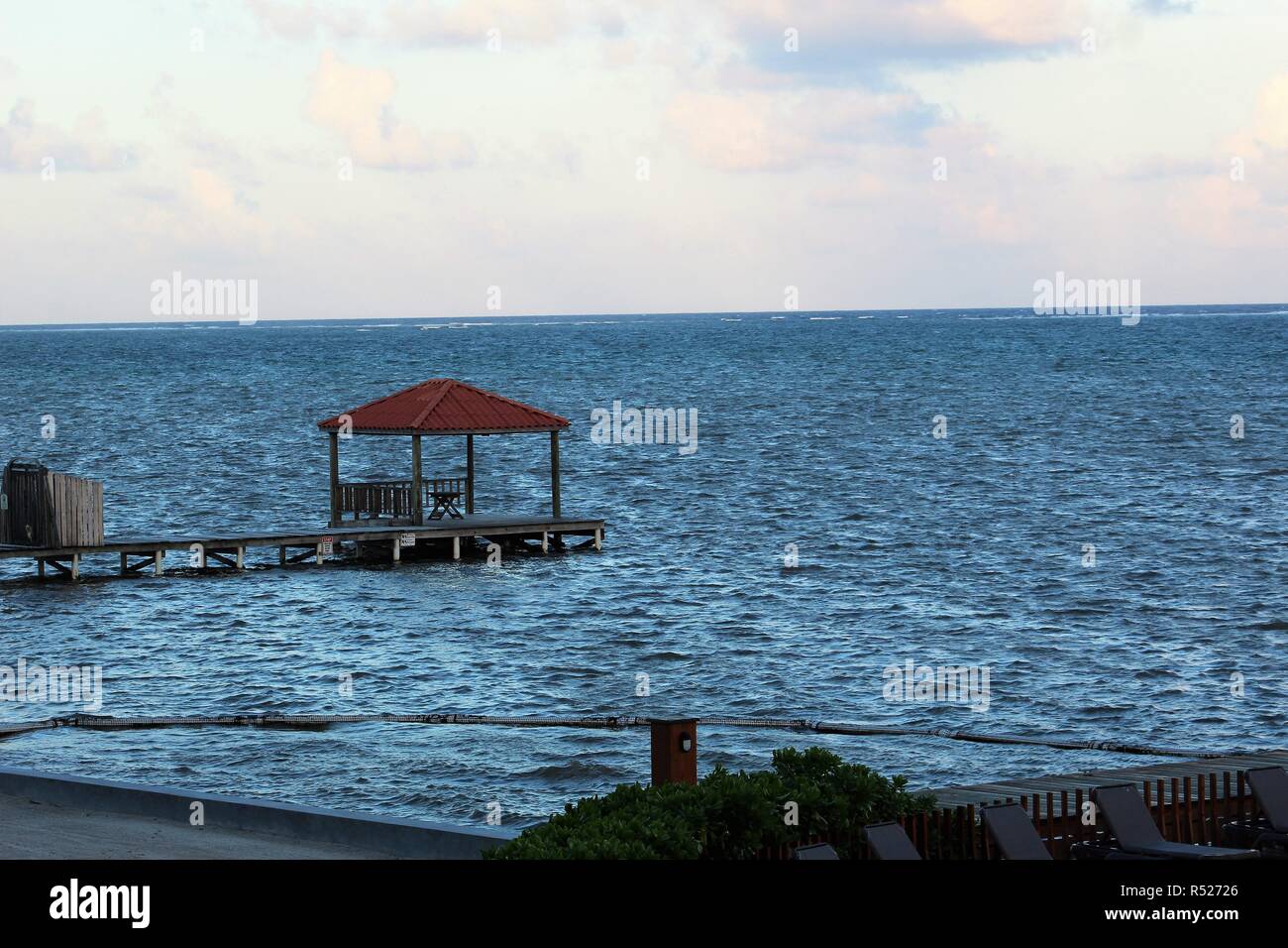 Seascape vista di acqua calma e pier in Belize orizzonte Foto Stock