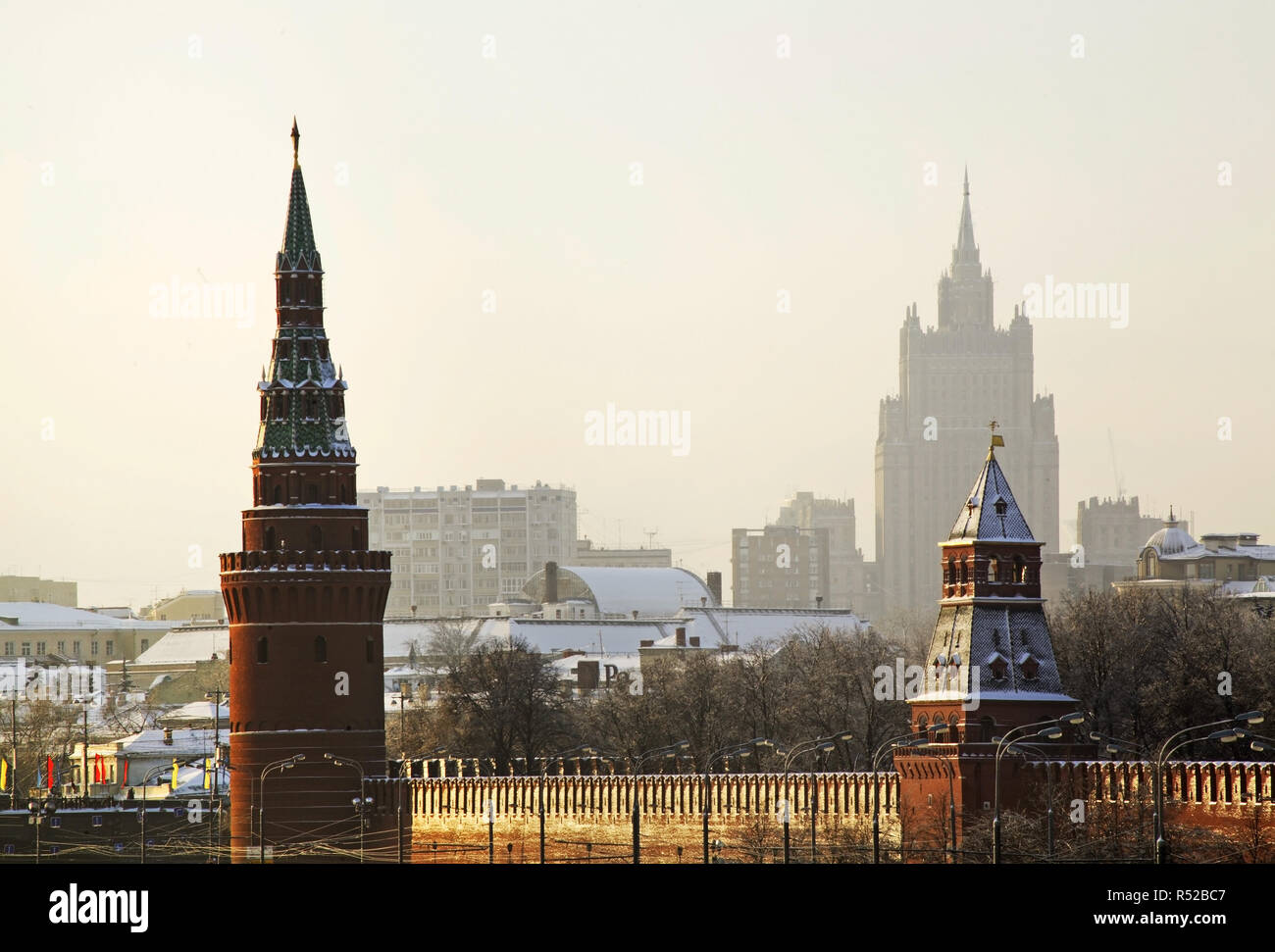 E Vodovzvodnaya Blagoveschenskaya torri del Cremlino di Mosca. La Russia Foto Stock