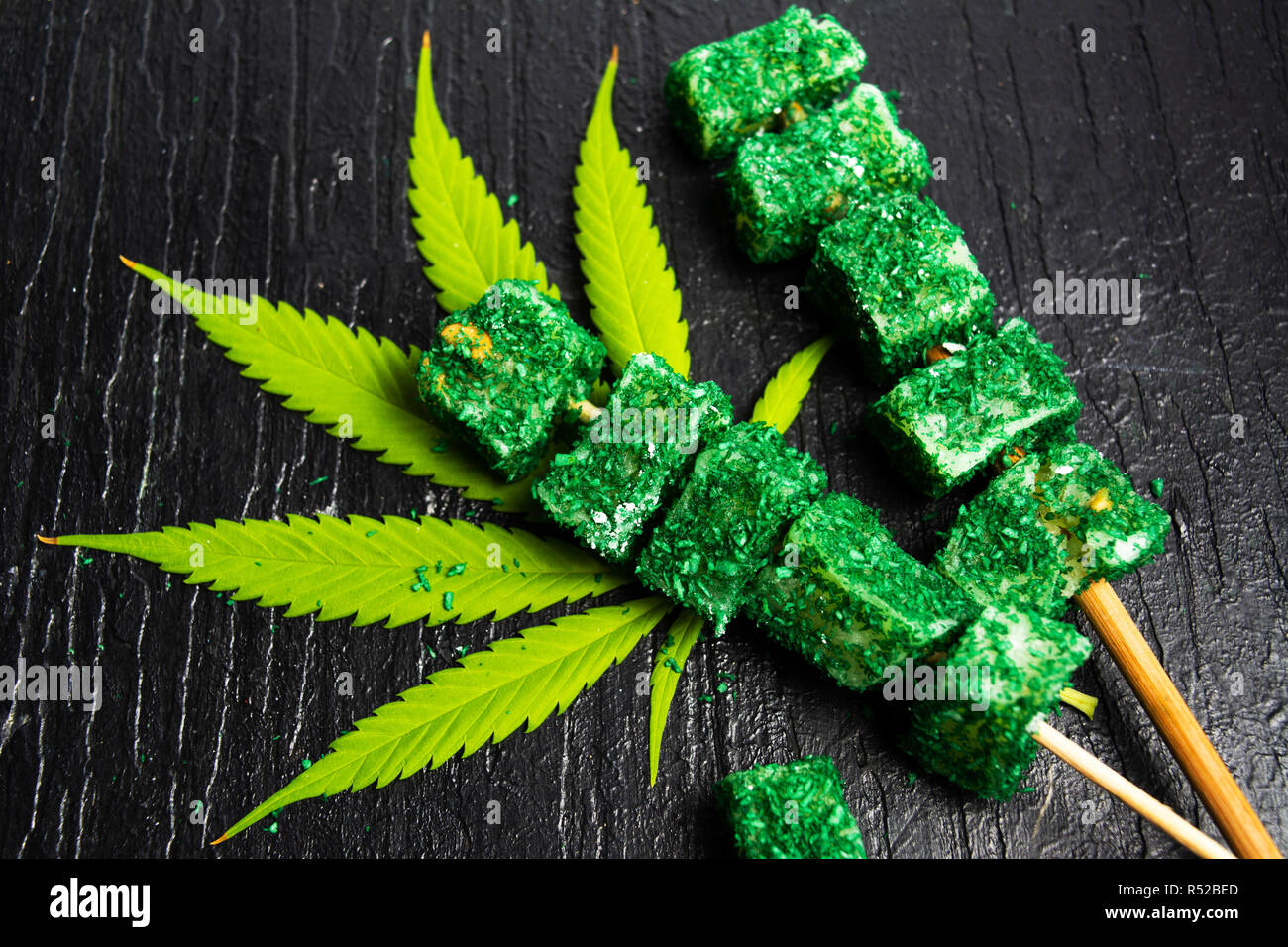 La marijuana foglie di cannabis dessert snack su un bastone Foto Stock
