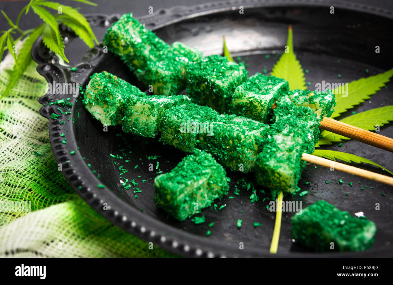 La marijuana foglie di cannabis dessert snack su un bastone Foto Stock