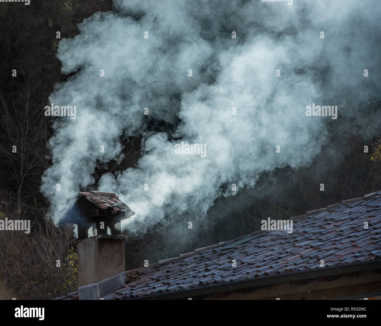 Fumo proveniente da una vecchia ciminiera Foto Stock