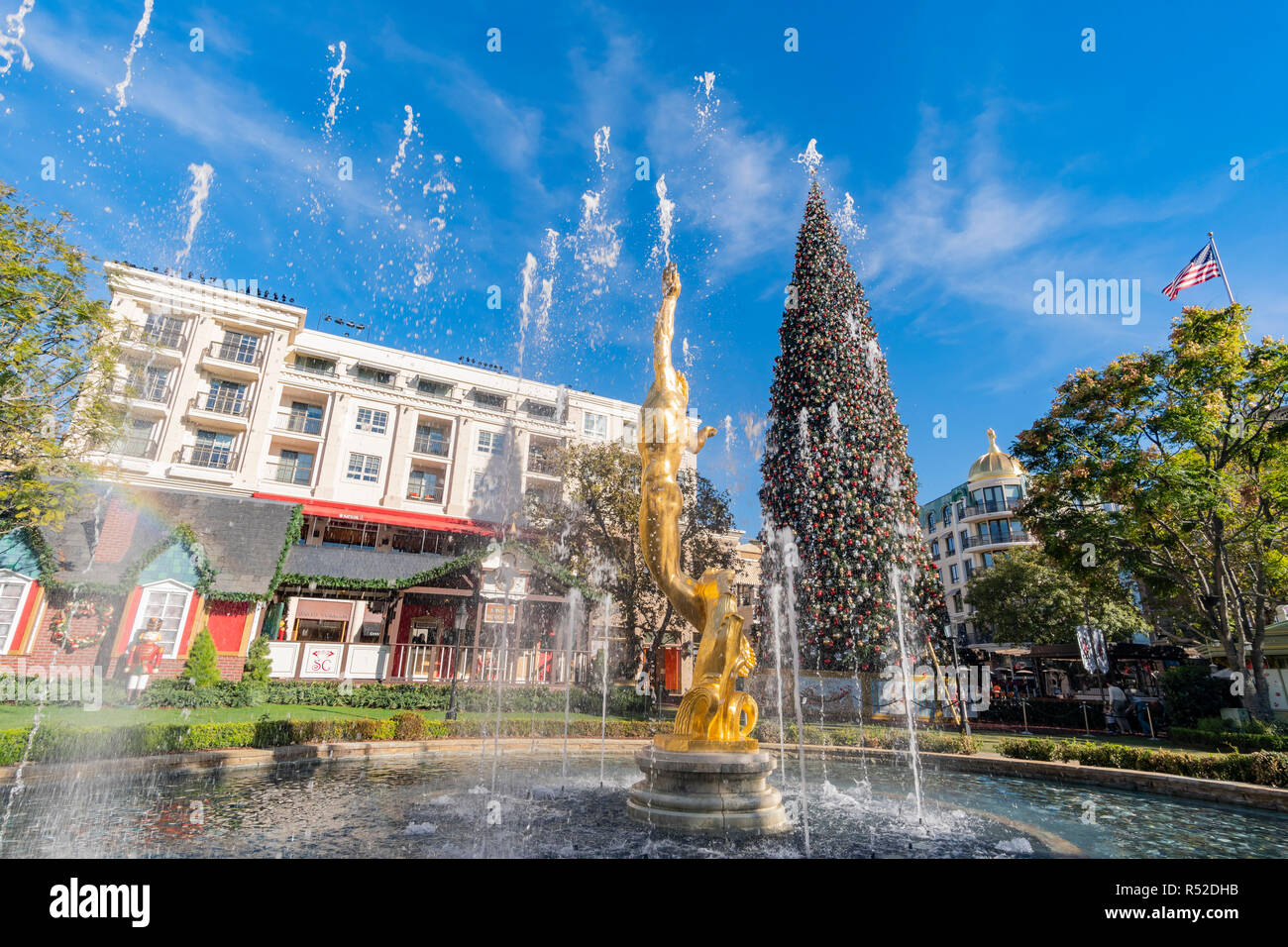 Los Angeles, NOV 26: Pomeriggio della fontana e la public art spirito della gioventù americana con albero di natale in Americana a marchio su Nov 26, 20 Foto Stock