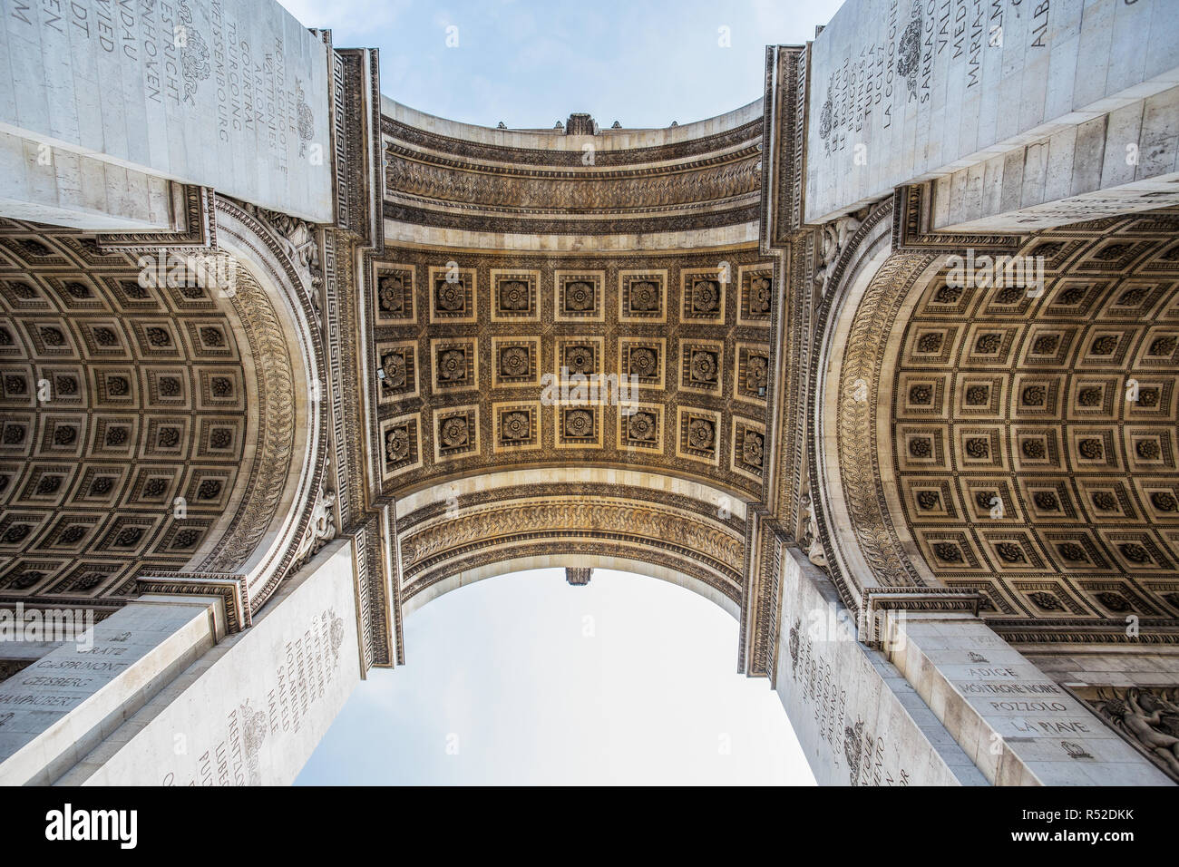 Parigi, Francia, 5 settembre 2018 - Arco di Trionfo dal di sotto a Parigi, Francia Foto Stock