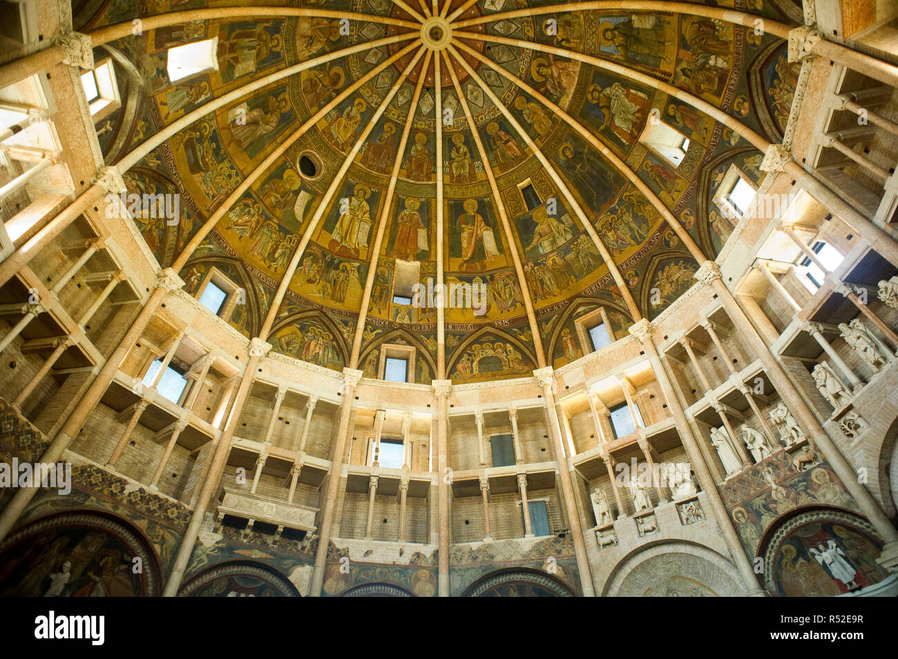 L'Italia, Emilia Romagna, Parma, il Battistero di Benedetto Antelami decreta il passaggio dal romanico al gotico. Dome, vault Foto Stock