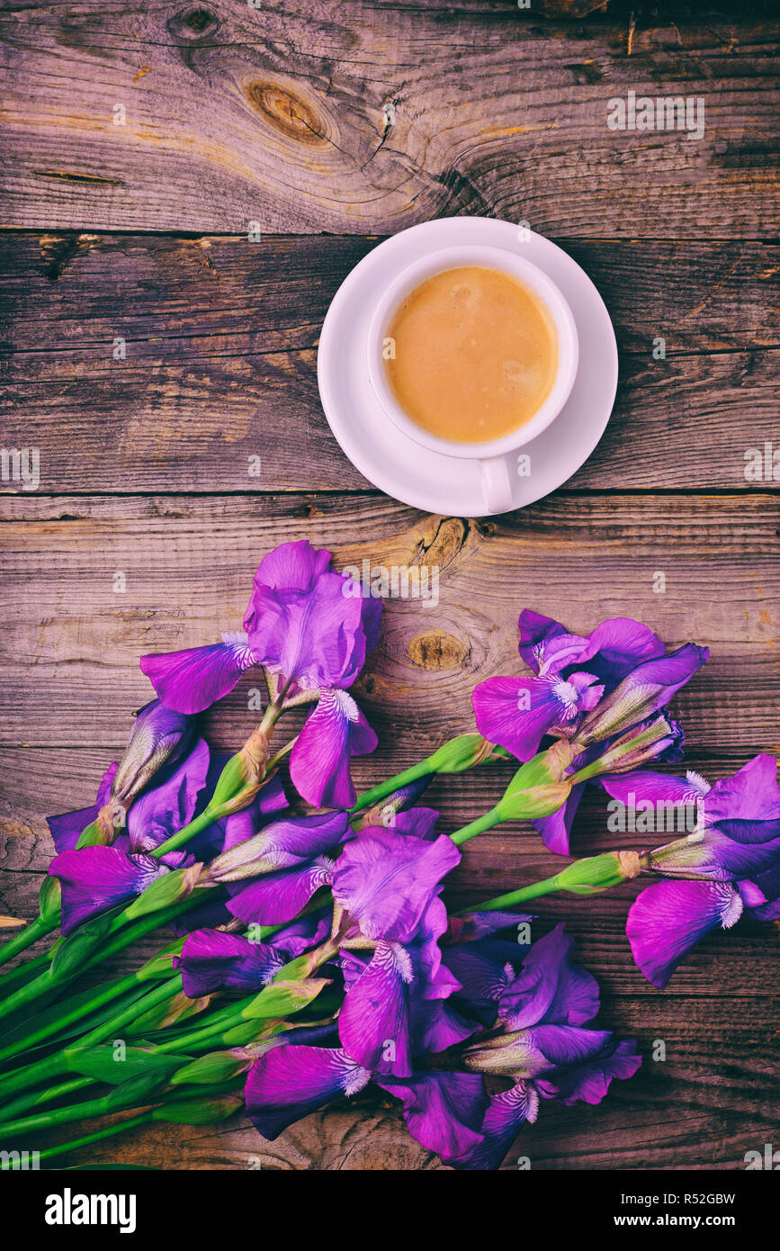 Bouquet di iridi e una tazza di caffè Foto Stock