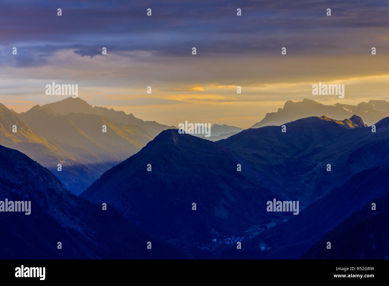 Valle di Chamonix tra le nuvole. Francia Foto Stock