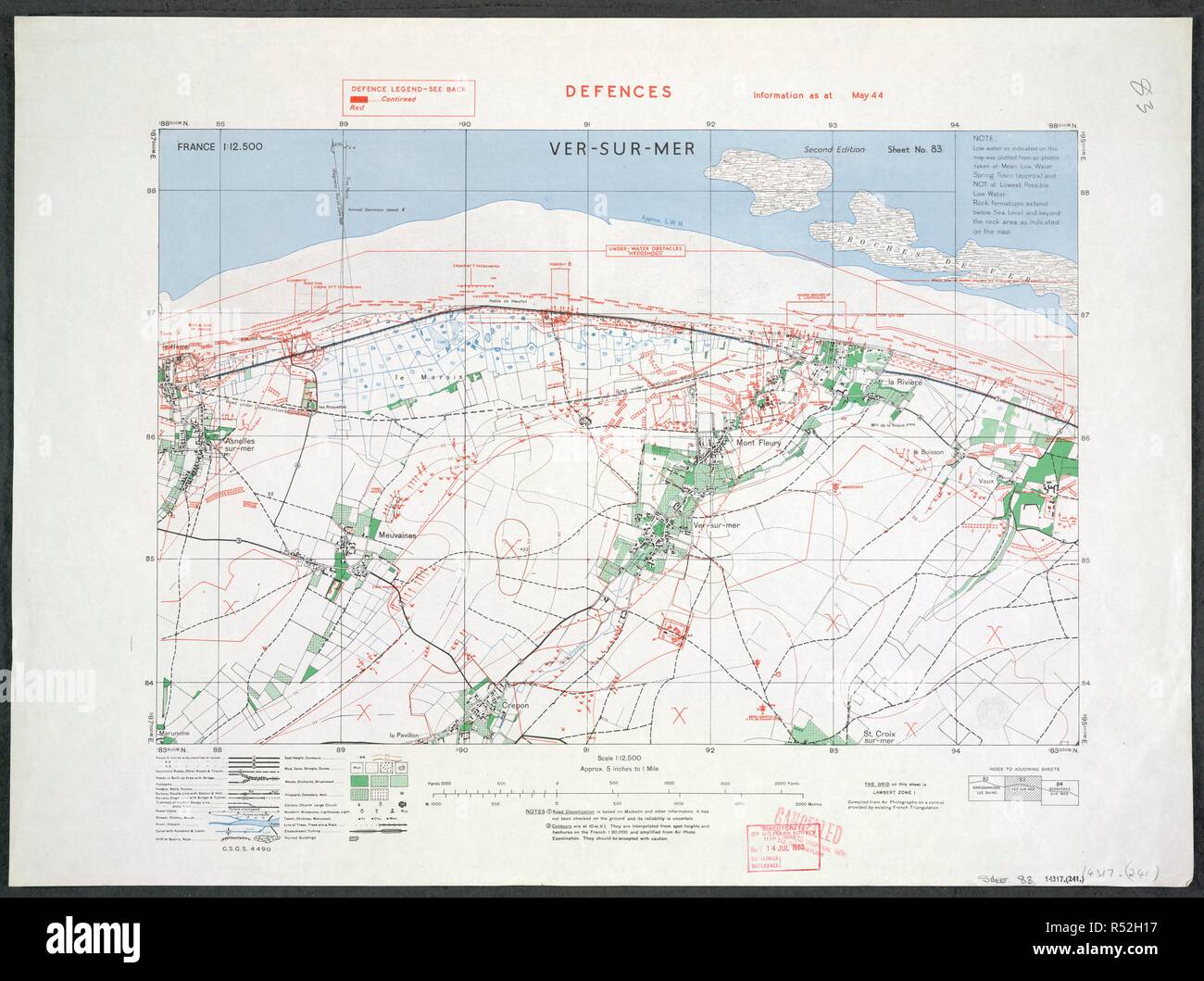 Ver-Sur-mer, sulla costa francese. "Spiaggia d'Oro". Una mappa della Seconda Guerra Mondiale. Il 6 giugno 1944, D-Day, il British cinquantesimo divisione di fanteria sbarcati a ver-sur-Mer, nel "spiaggia d'Oro" del settore. Francia 12.500 difese informazioni come a maggio 1944. [Londra] : Ufficio di guerra, 1944. Mostra lo sbarco in Normandia costa. Informazioni difesa sovrastampati in blu su GSGS 4490. Fonte: Mappe 14317.(241) 83. Foto Stock