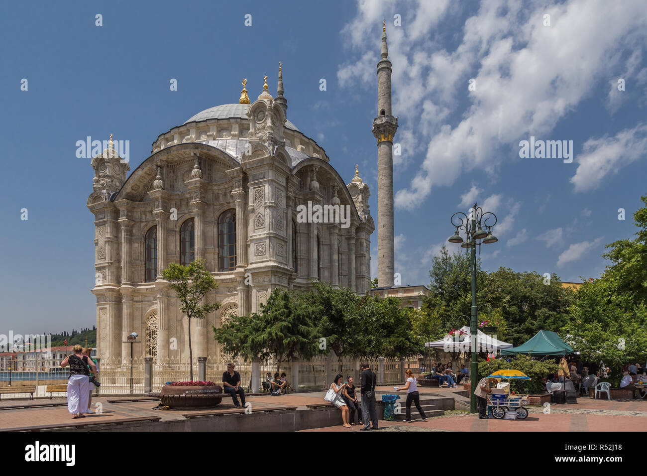 Istanbul, Turchia, Giugno 19, 2013: Moschea Ortakoy, Mecidiye Büyük Camii, in piedi sul bordo del Bosforo. Foto Stock