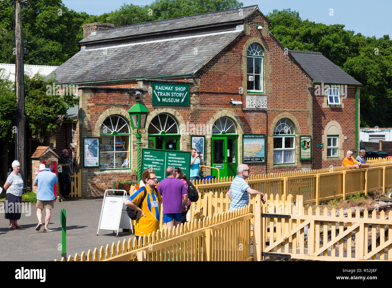 Edificio che porta alla storia del treno Museo e negozio di articoli da regalo shop on the Isle of Wight Steam Railway Line. Stazione, Haven Street / Havenstreet, Ryde, Regno Unito. (98) Foto Stock