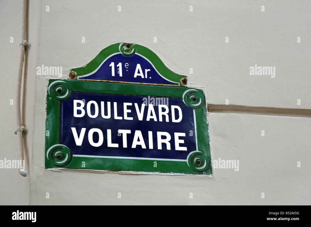 Cartello stradale con scritto il Boulevard Voltaire in francese a Parigi Foto Stock