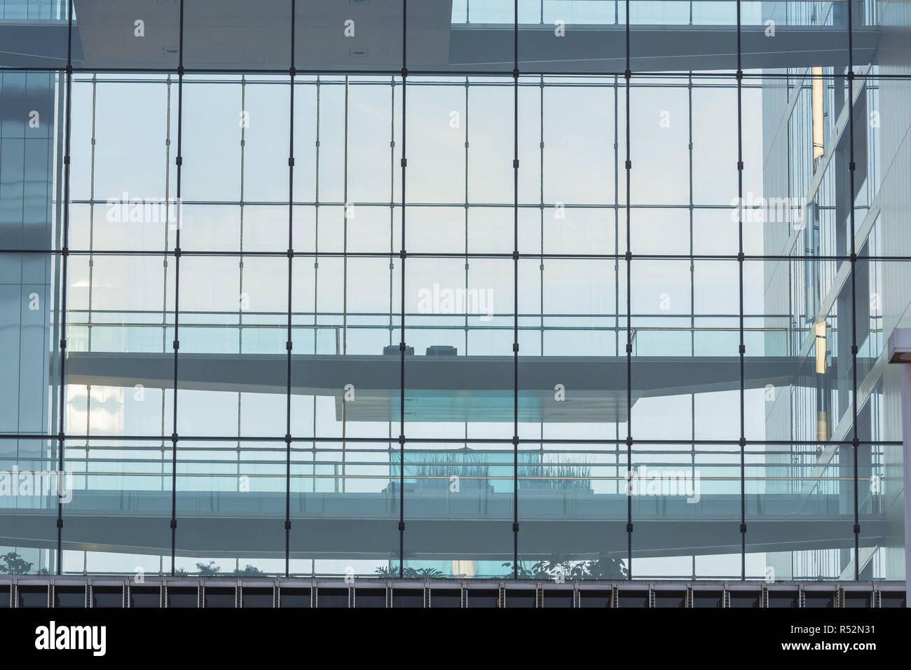 La facciata in vetro del moderno edificio per uffici Foto Stock