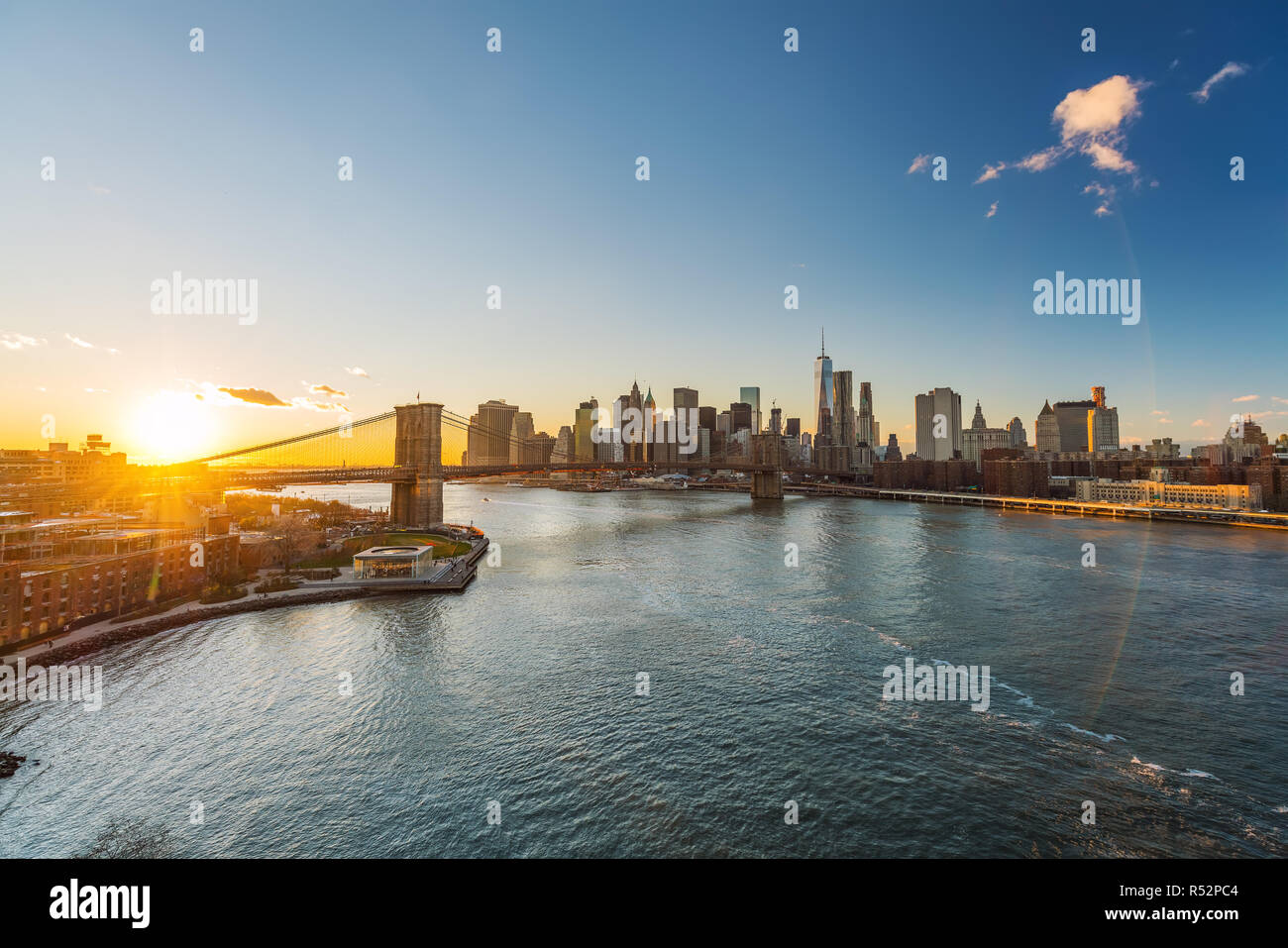 Vista panoramica del Ponte di Brooklyn e Manhattan al tramonto, New York City Foto Stock