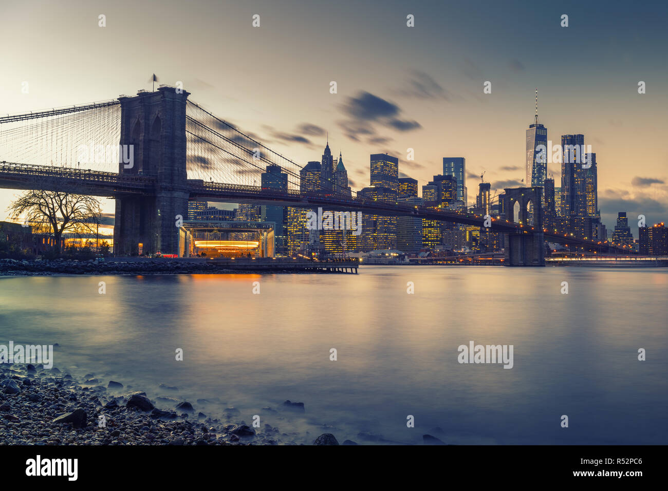 Ponte di Brooklyn East River e Manhattan dopo il tramonto, New York City Foto Stock