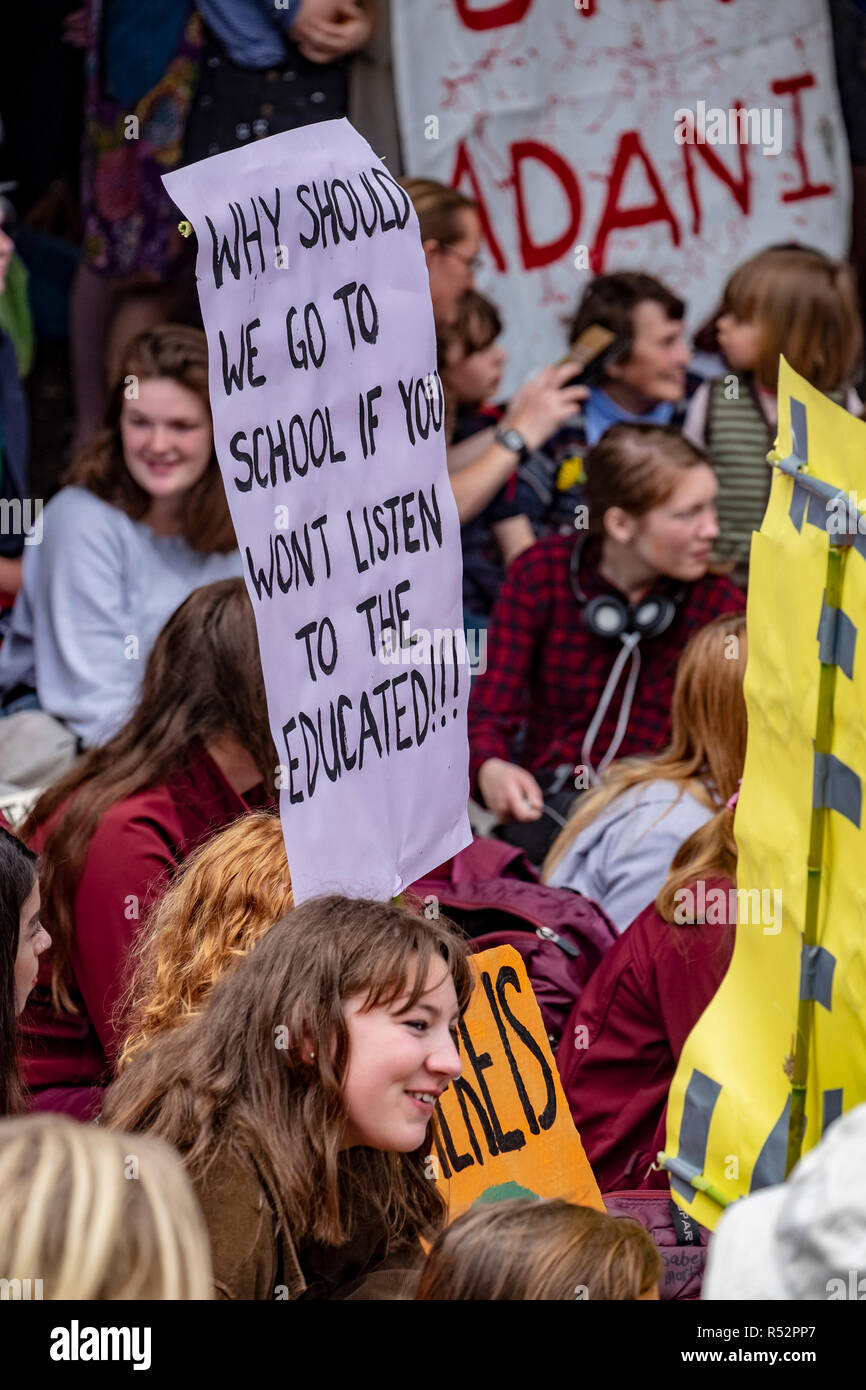 Circa 1000 scuola studente riuniti oggi 29 novembre 2018 davanti al Parlamento a Hobart, in Tasmania per chiedere l'azione di governo sul riscaldamento globale e i cambiamenti climatici. Foto Stock