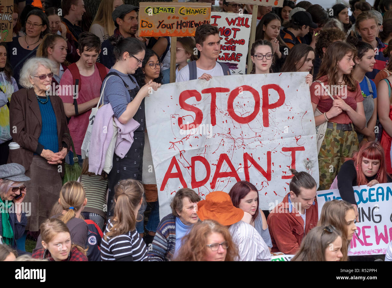Circa 1000 scuola studente riuniti oggi 29 novembre 2018 davanti al Parlamento a Hobart, in Tasmania per chiedere l'azione di governo sul riscaldamento globale e i cambiamenti climatici. Foto Stock